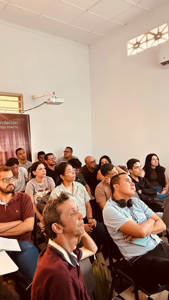 Asistentes atentos durante una clase presencial
