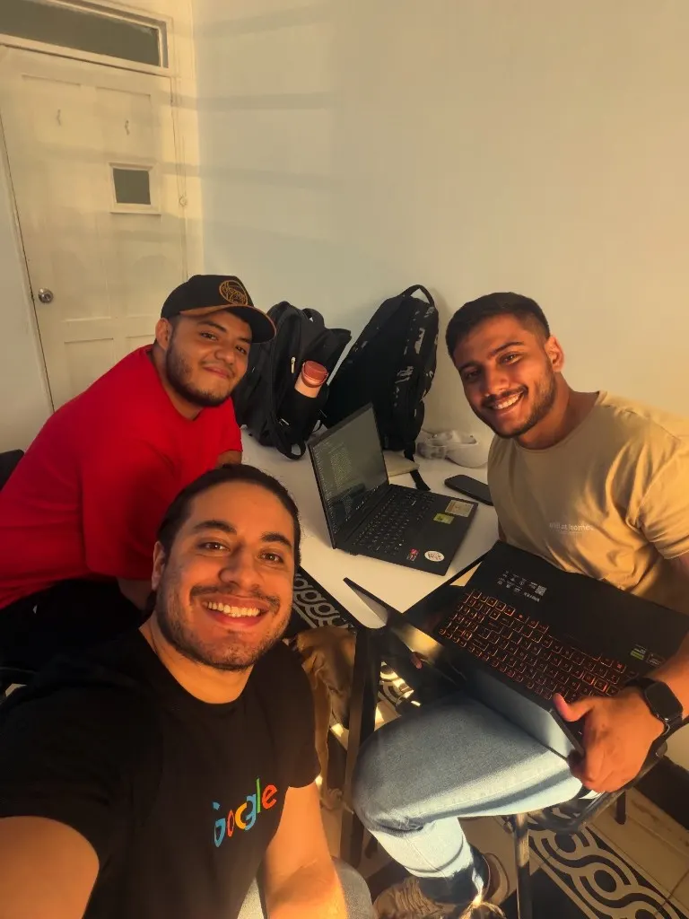 Estudiantes construyendo en equipo