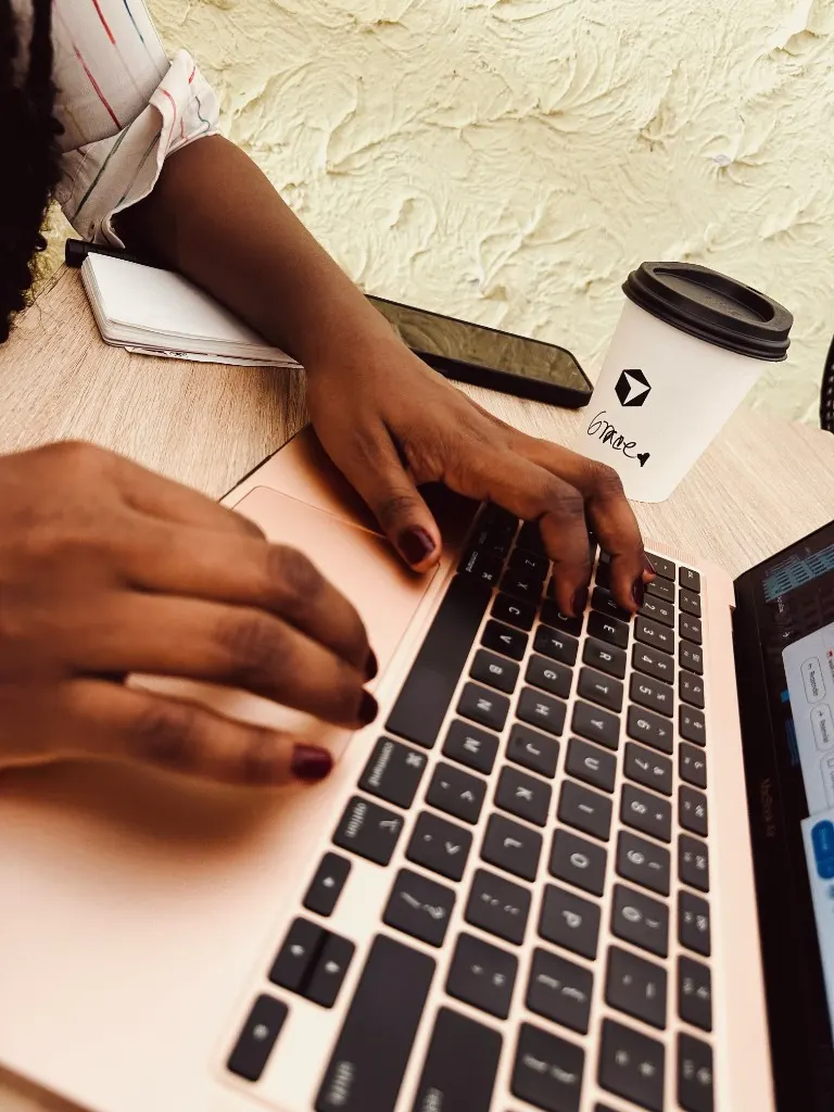 Manos en teclado en la sede