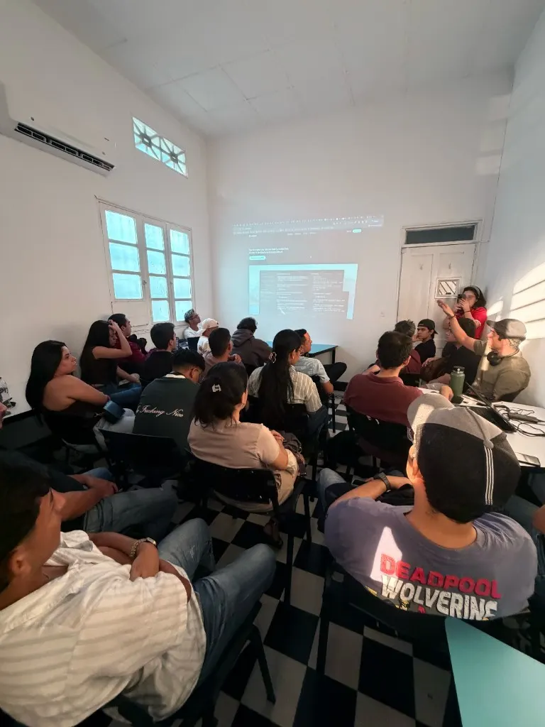 Comunidad reunida en una sesión presencial